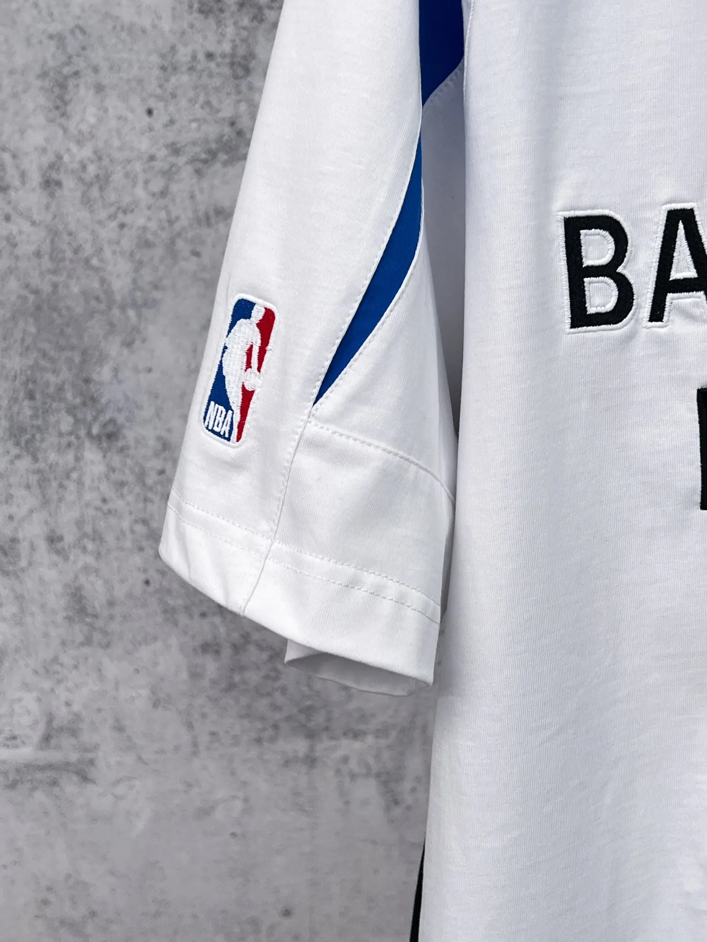 💰P140（ : ） 【 . Quality】BALENCI*GA/ SS 26New Arrival NBA Series T 。 ， NBASeries 。 ， 。 SS 26 New Arrival。 ， 。 。 Authentic ， 。 。 260 ， . ， 。 。 。 ， ， 。 。 。 OS . Same Style ：BL 263760 ：Black，White，Red Size：XS S M L ：BL 263760